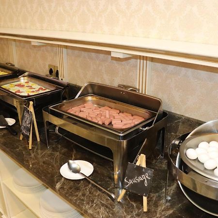 Premier Palace Баку Екстер'єр фото A chafing dish with sausage