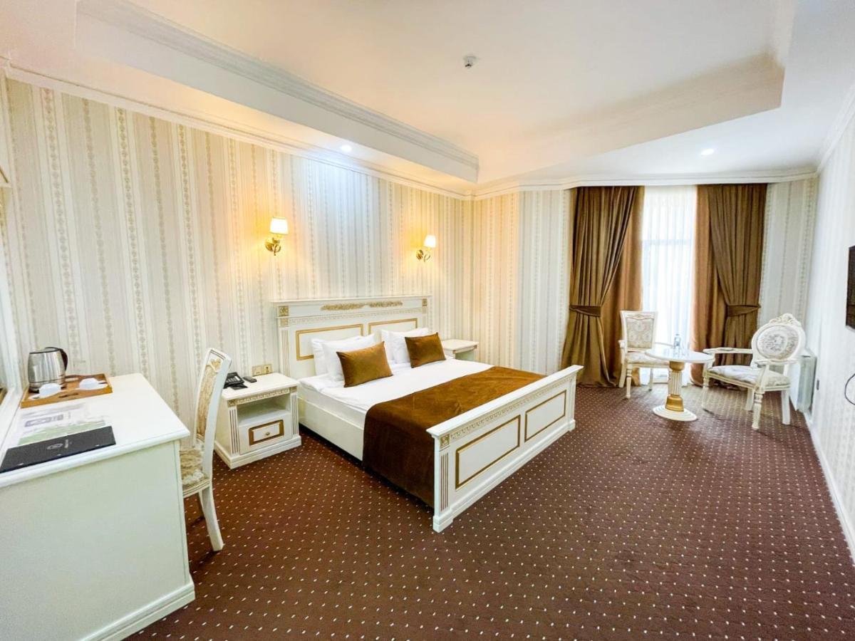 Premier Palace Баку Екстер'єр фото A room at the hotel
