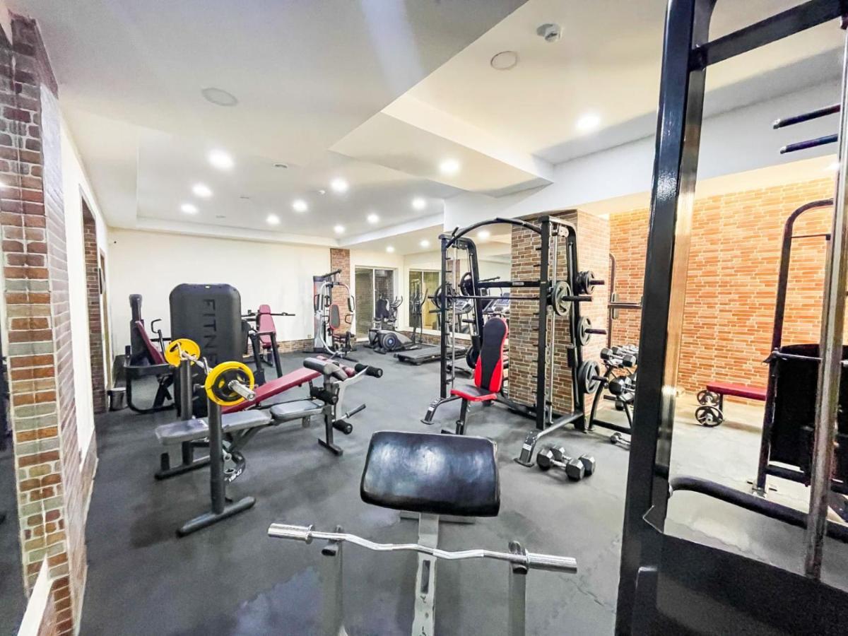 Premier Palace Баку Екстер'єр фото The gym at the school