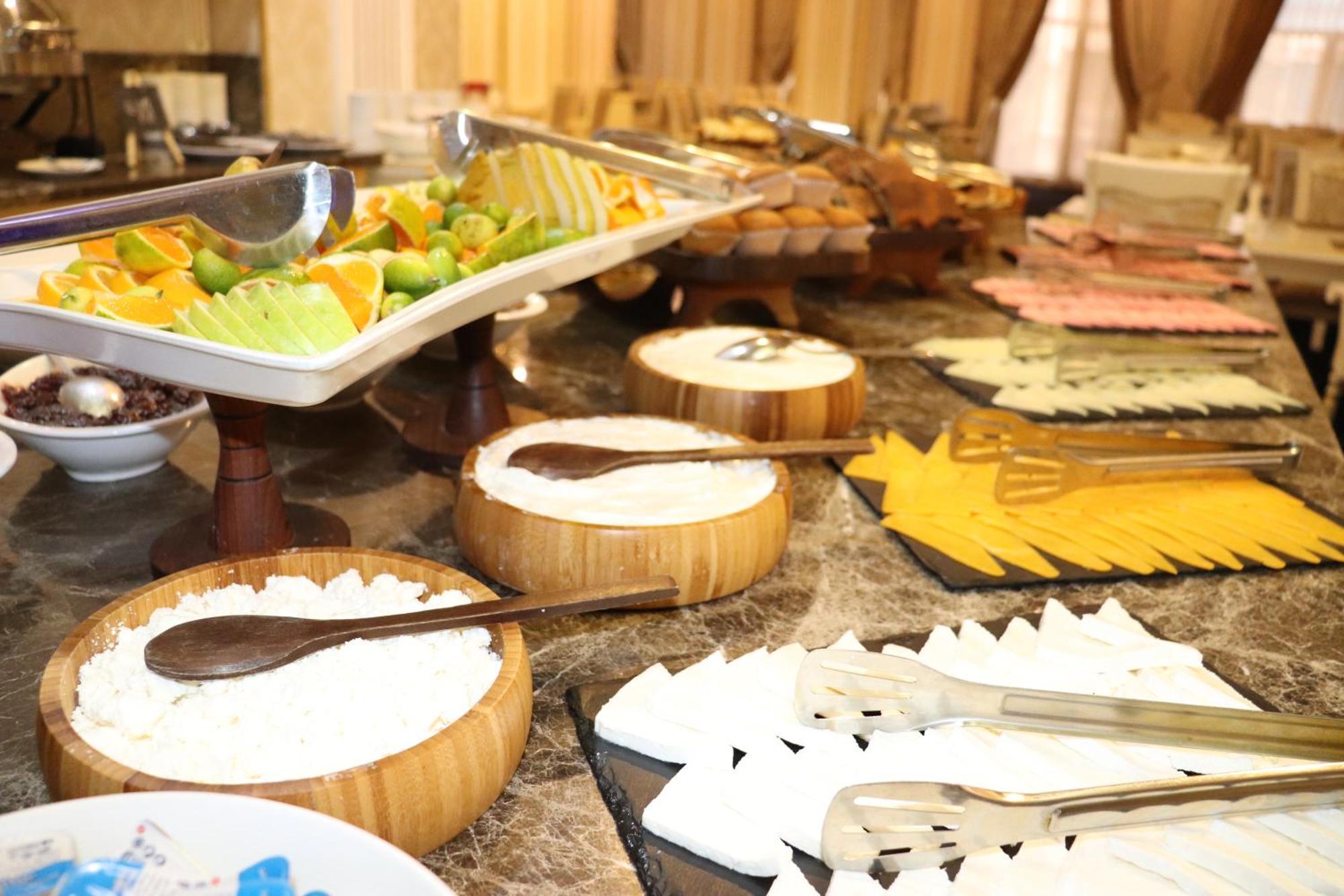 Premier Palace Баку Екстер'єр фото A cheese platter