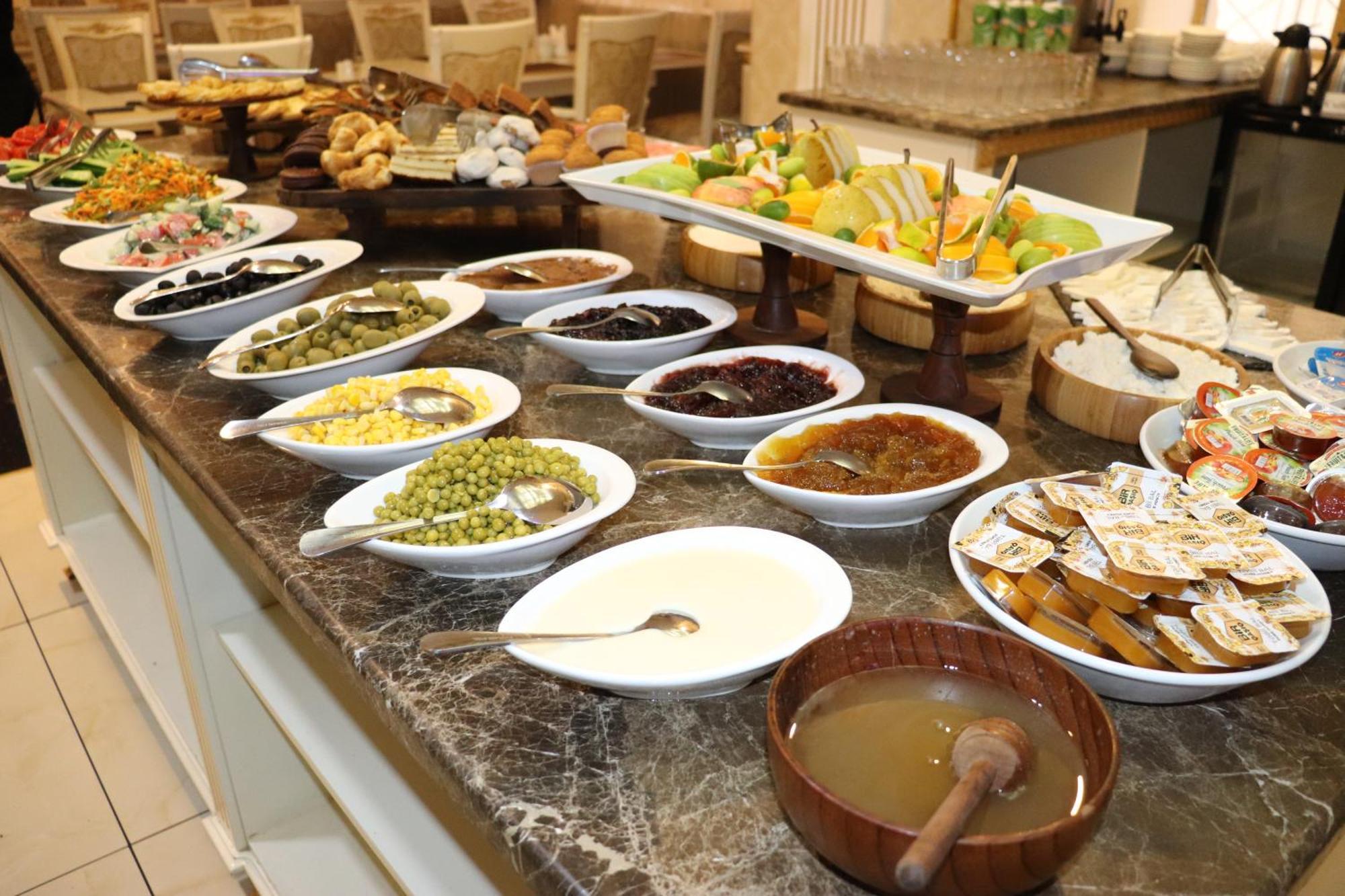 Premier Palace Баку Екстер'єр фото A selection of Israeli salads