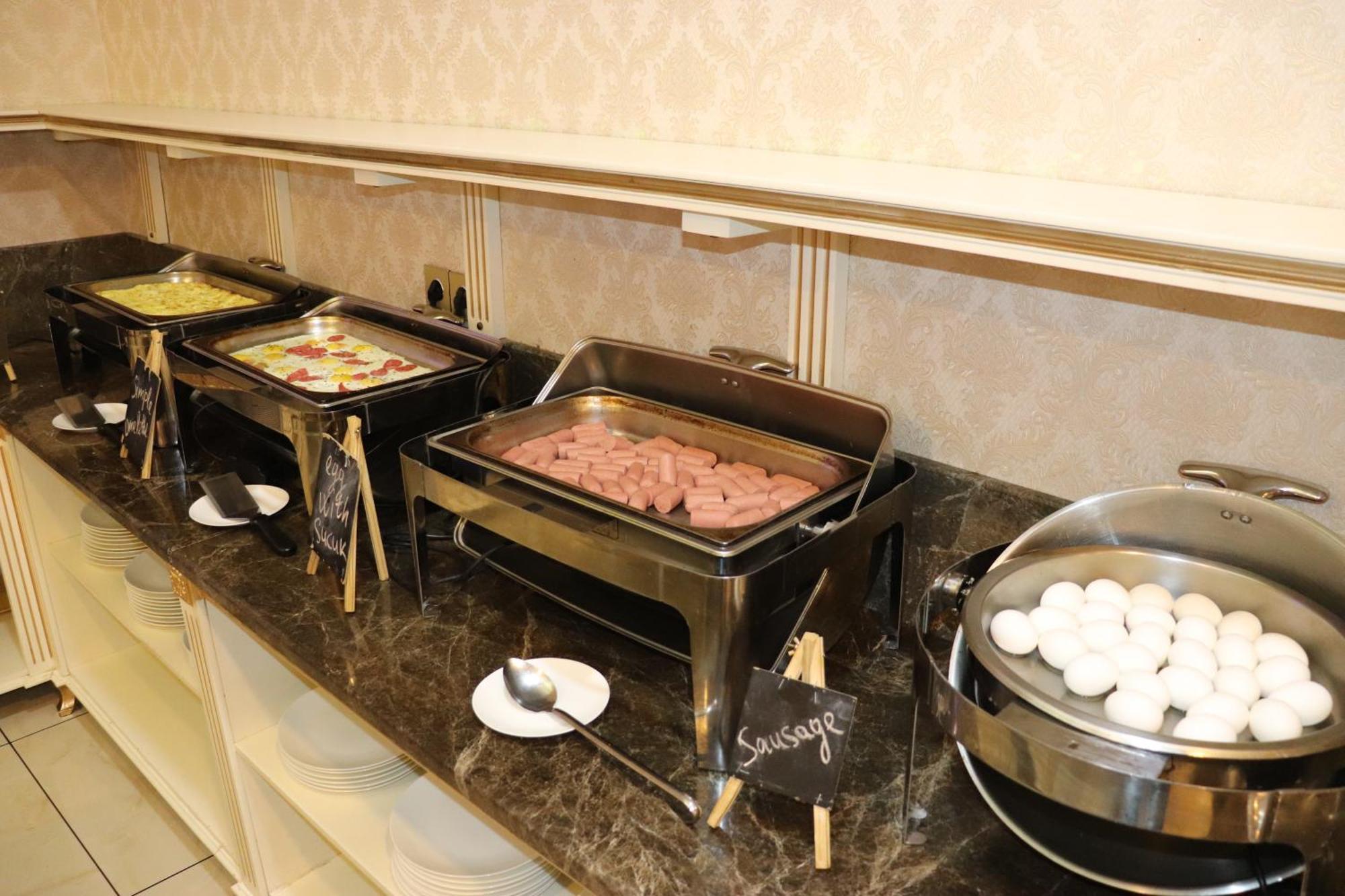 Premier Palace Баку Екстер'єр фото A chafing dish with sausage