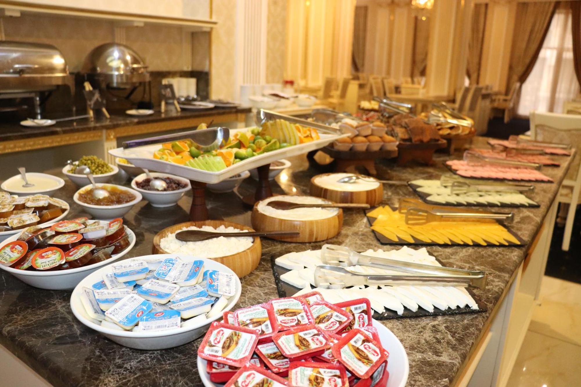 Premier Palace Баку Екстер'єр фото A breakfast buffet