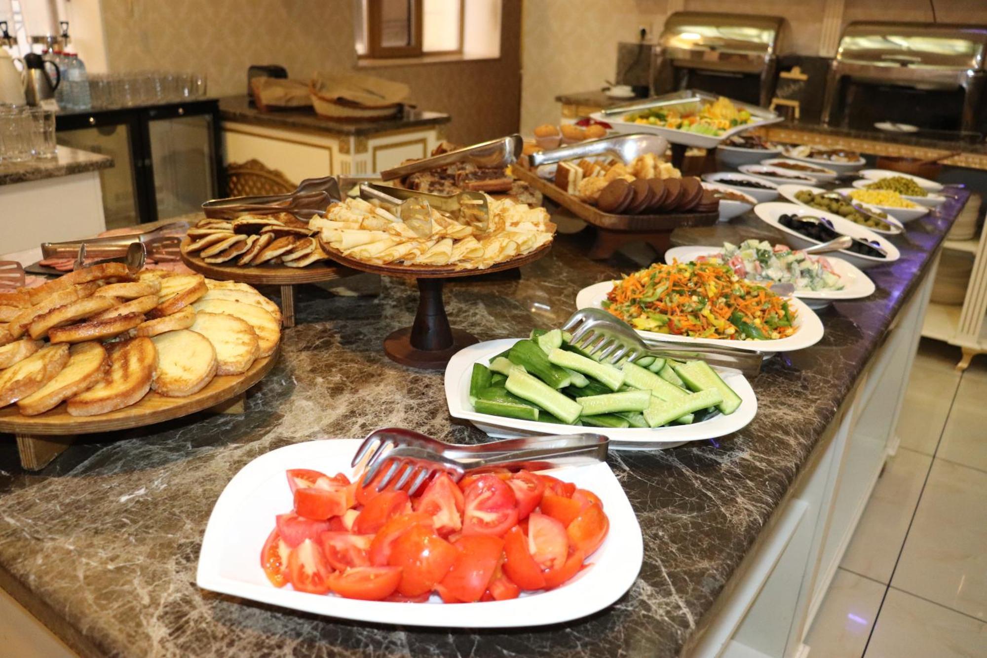 Premier Palace Баку Екстер'єр фото A buffet at a hotel