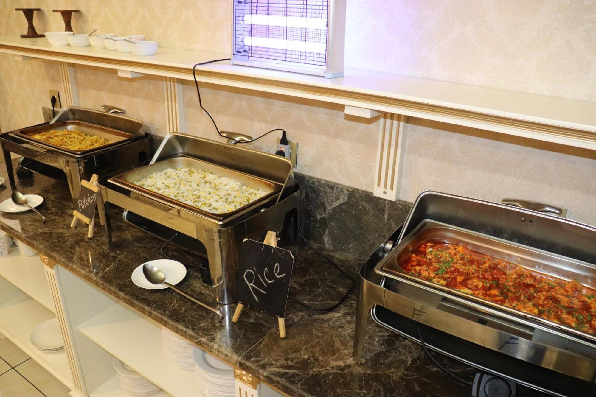 Premier Palace Баку Екстер'єр фото A chafing dish with food