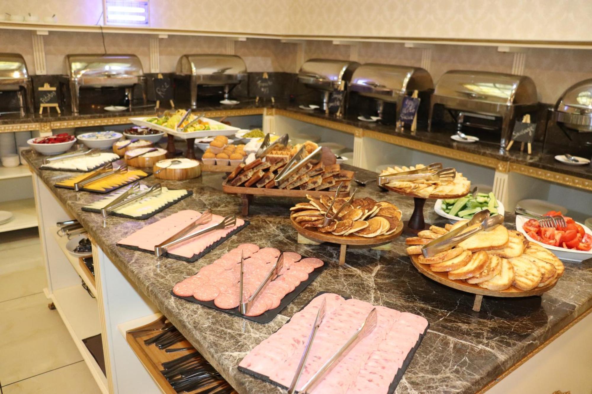 Premier Palace Баку Екстер'єр фото A buffet at a hotel