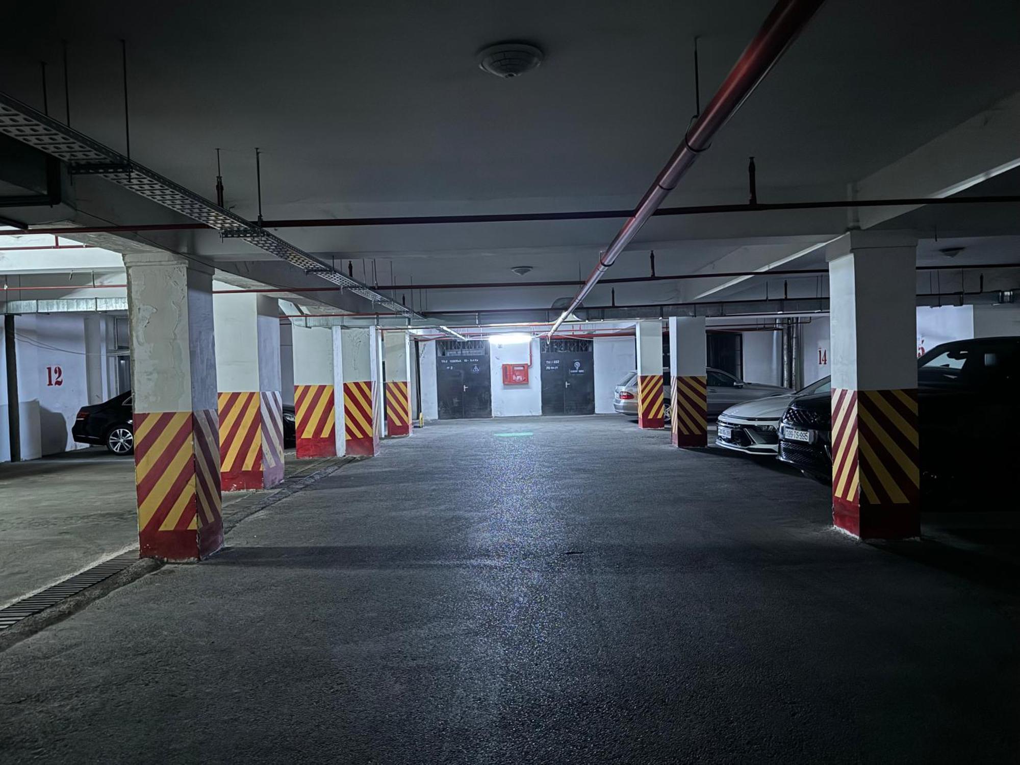 Premier Palace Баку Екстер'єр фото The underground parking lot